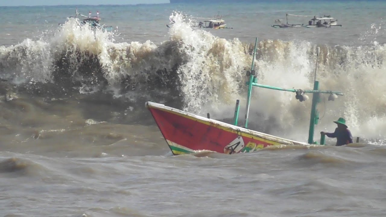 Perahu coketan hampir tersapu ombak besar plawangan puger senin 14-04-2025