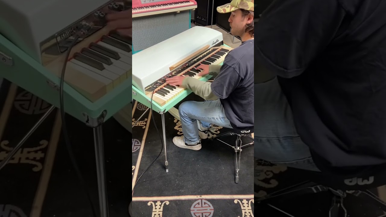 &lsquo;Crusin&rsquo; on a 1970 Fender Rhodes at the Chicago Electric Piano Co.⚡️🎹🦎