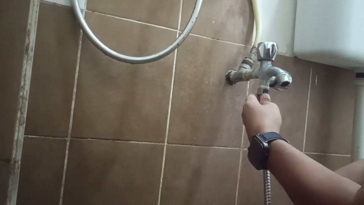 Tukar hose paip bilik air