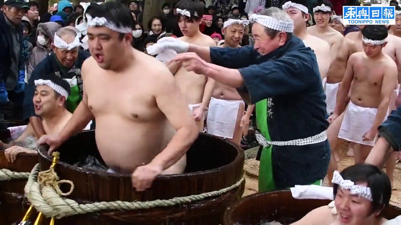 寒さ何の！気合の水垢離／弘前市