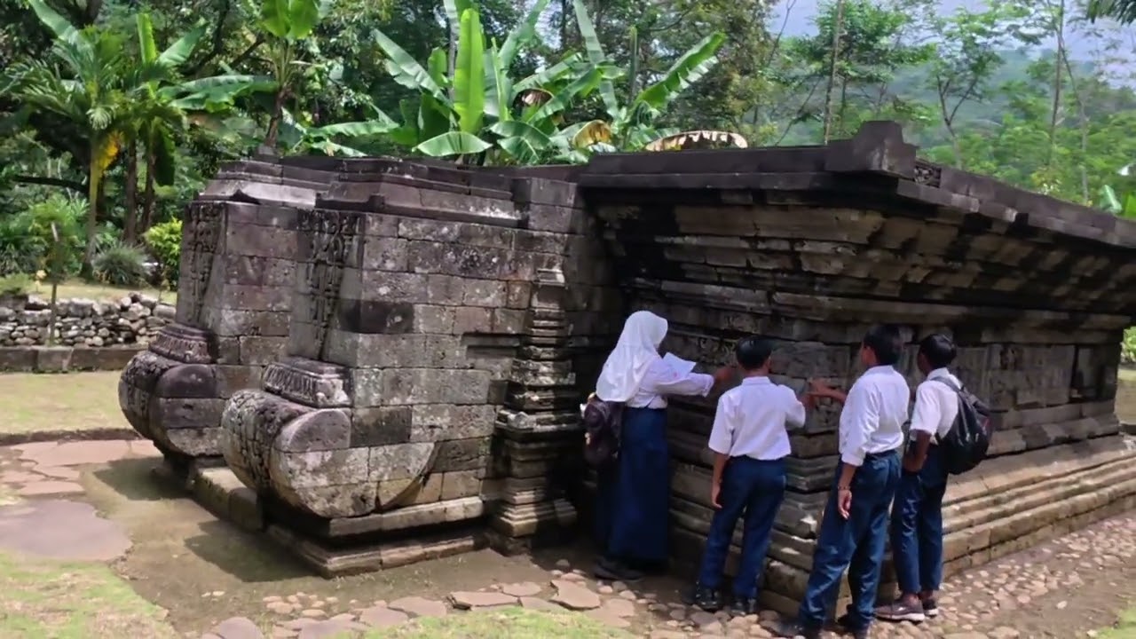 Candi Kedaton : Jejak Dewa di Atas Awan