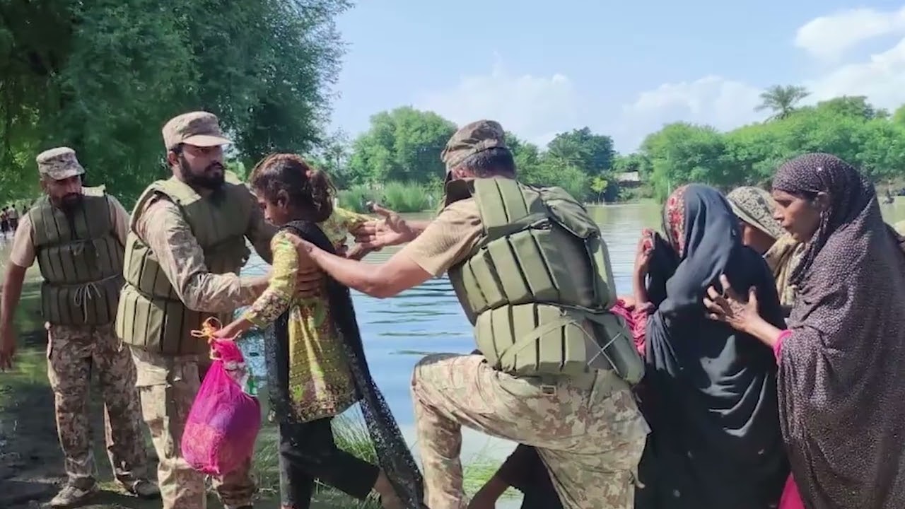 Pakistan Army flood victims rescue