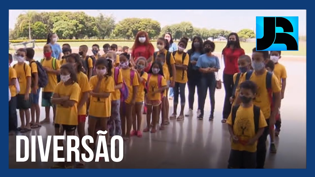 Palácio da Alvorada recebe a visita de crianças de programa social comandado por Michelle Bolsonaro