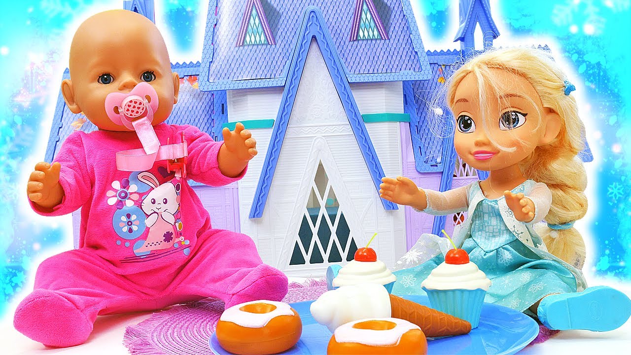 La tata perfetta fa visita alla principessa Elsa. Giochi con le bambole. Video per i bambini piccoli