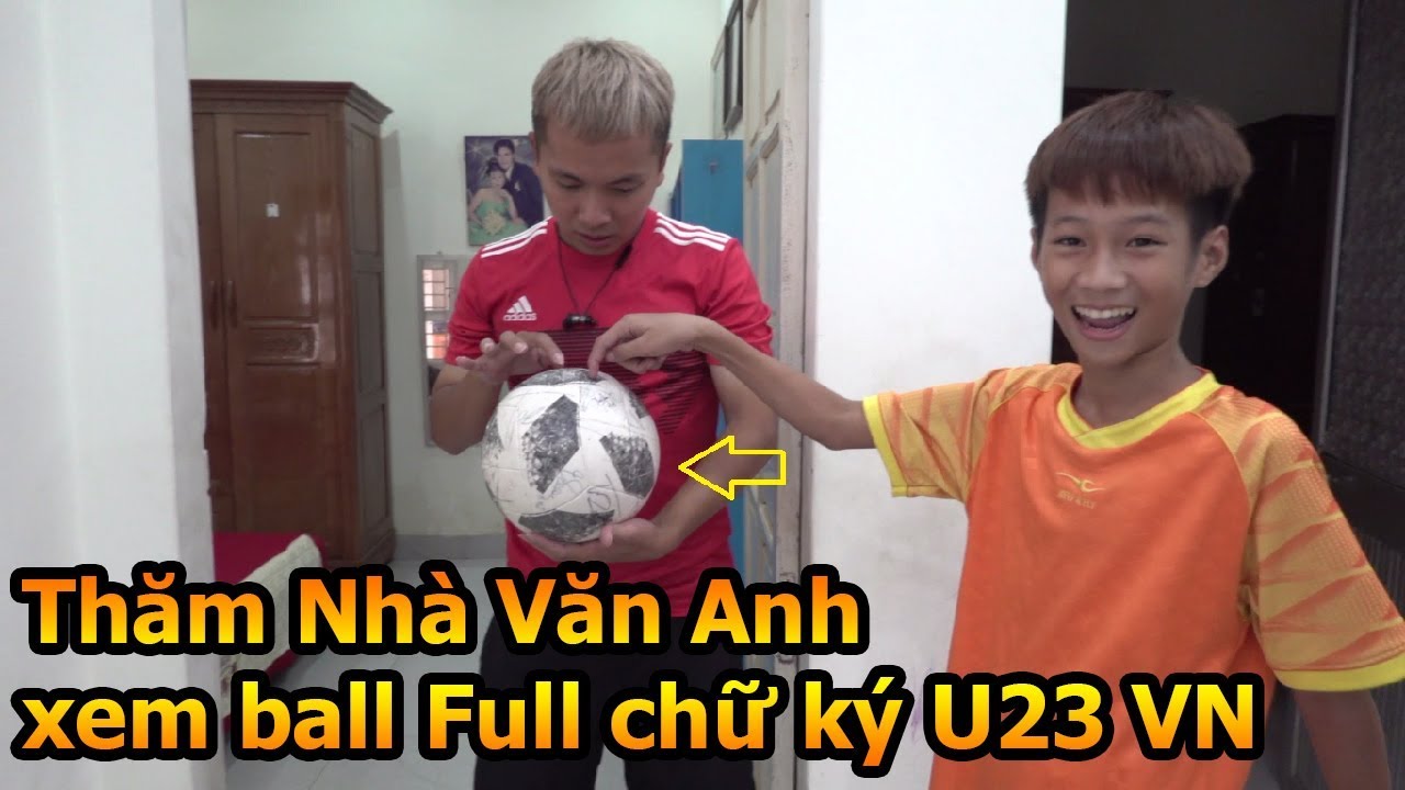 Đỗ Kim Phúc thăm nhà Neymar nhí Văn Anh xem trái bóng có chữ ký cả đội U23 Việt Nam cùng Duy Trung