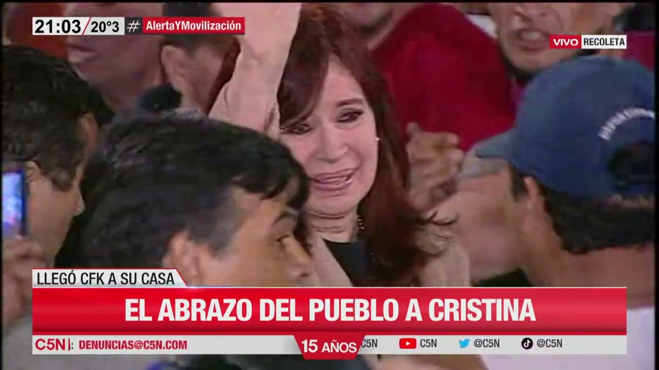 HISTÓRICO: La LLEGADA de CRISTINA KIRCHNER RODEADA de MILITANCIA