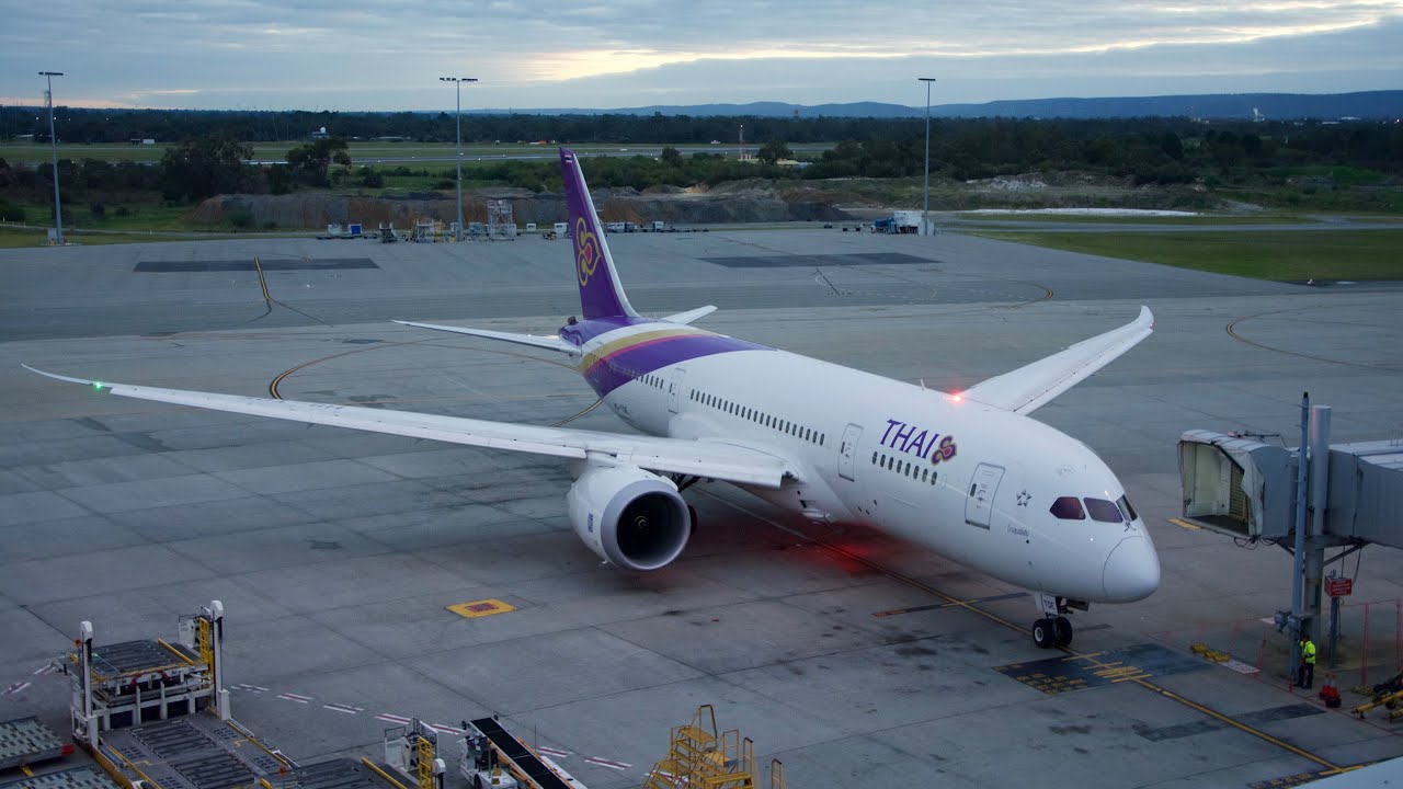 Thai Airways Boeing 787 Dreamliner Economy Class Flight Review: TG484 Perth to Bangkok Suvarnabhumi