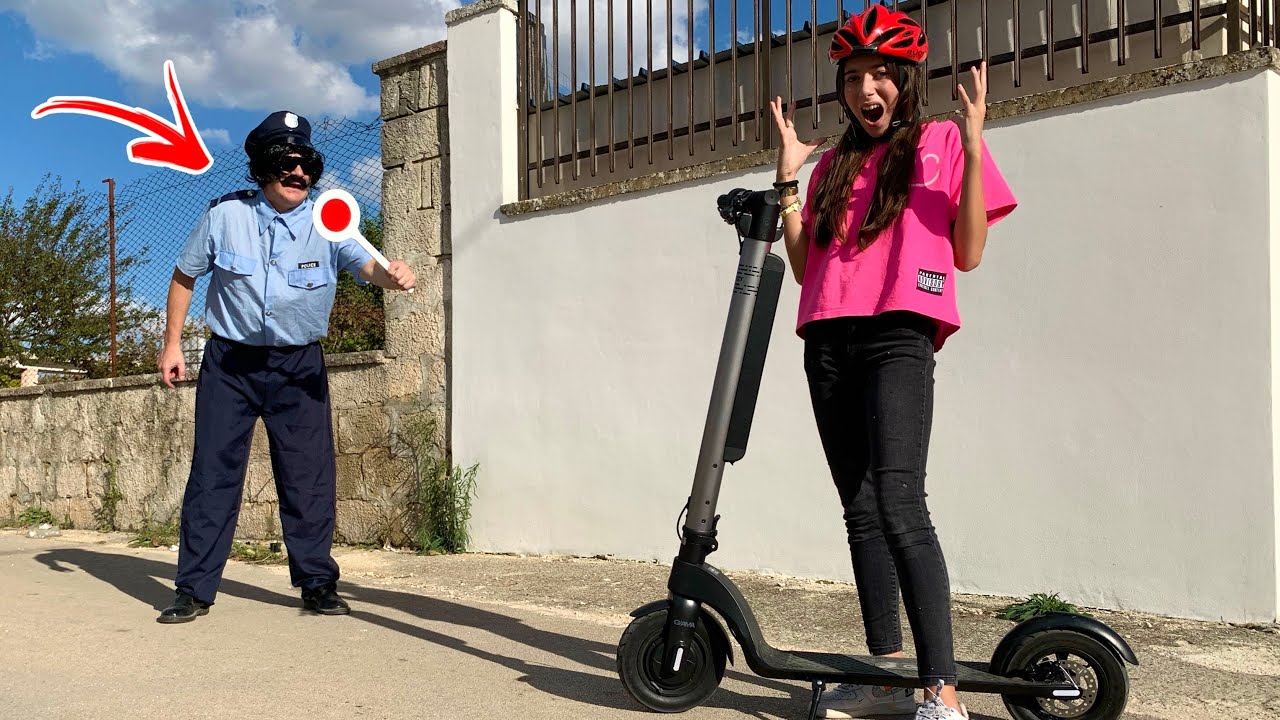 ELENA VIENE FERMATA DALLA POLIZIA - GLI SEQUESTRA IL MONOPATTINO!!