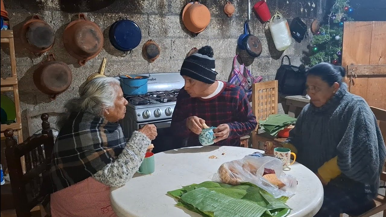 Azando hojas de plátano y hechando  cafe con pan y se paso cenando  con caldo
