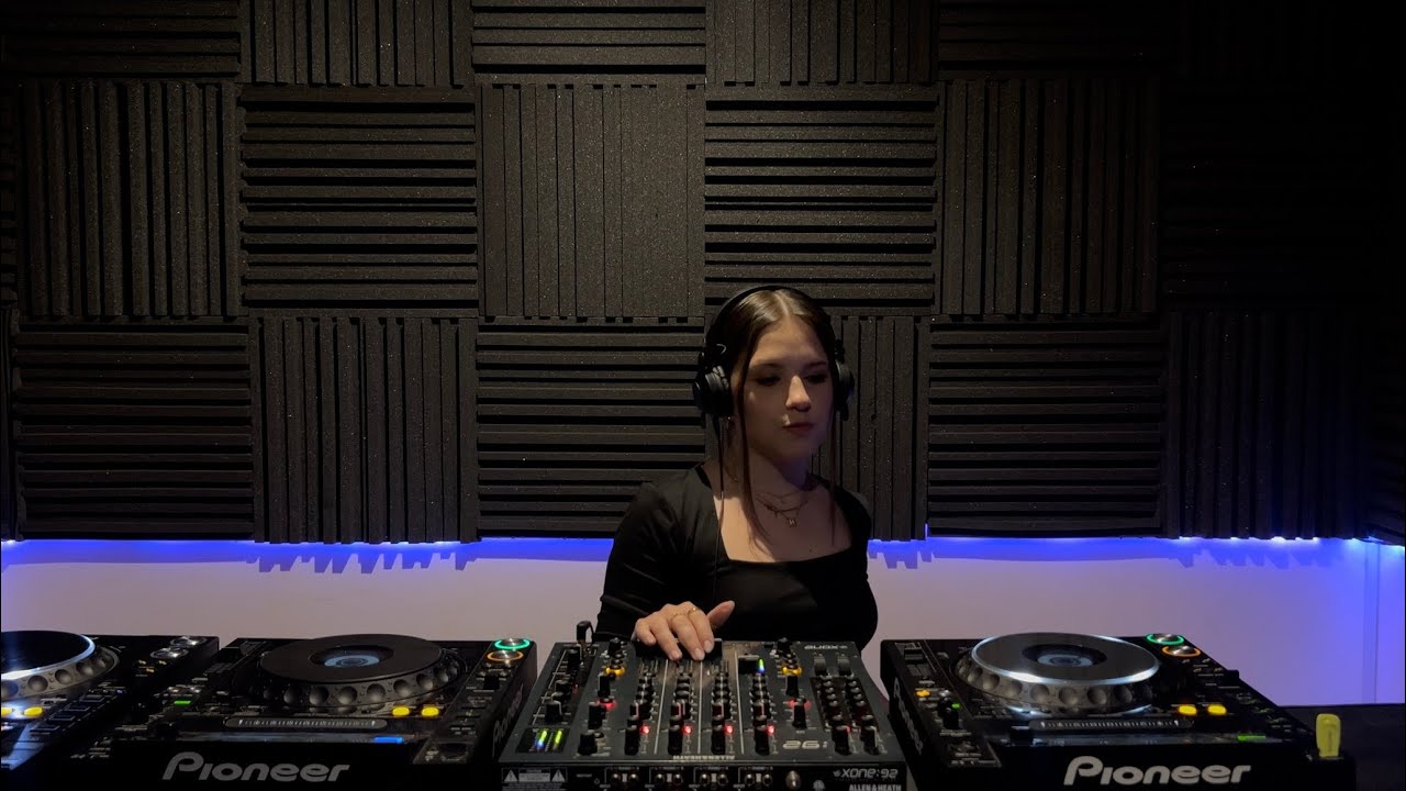 VANESA - Acid & Peak Time Techno [DJ SET #07]