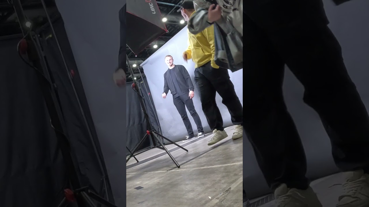 WHAT'S IT LIKE TO GET A PHOTO OP AT A COMIC CON! #Shorts #ComicCon #AlexanderLudwig #Vikings