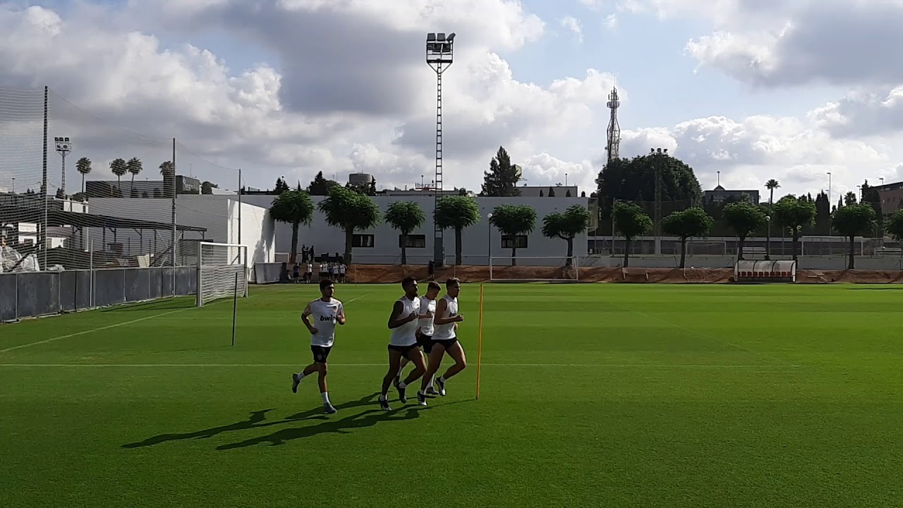 Locura de unos ni&ntilde;os por el Valencia CF en Paterna