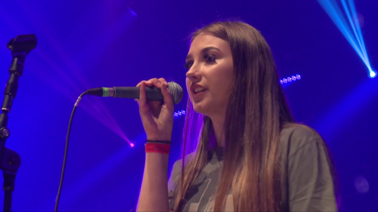 5000 children sing ' Pink's What About Us'