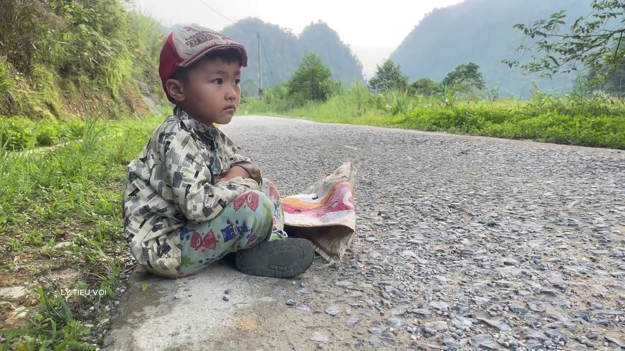 Full Video: Smart Survival Journey Boy picks up money and hides it in the crowd.