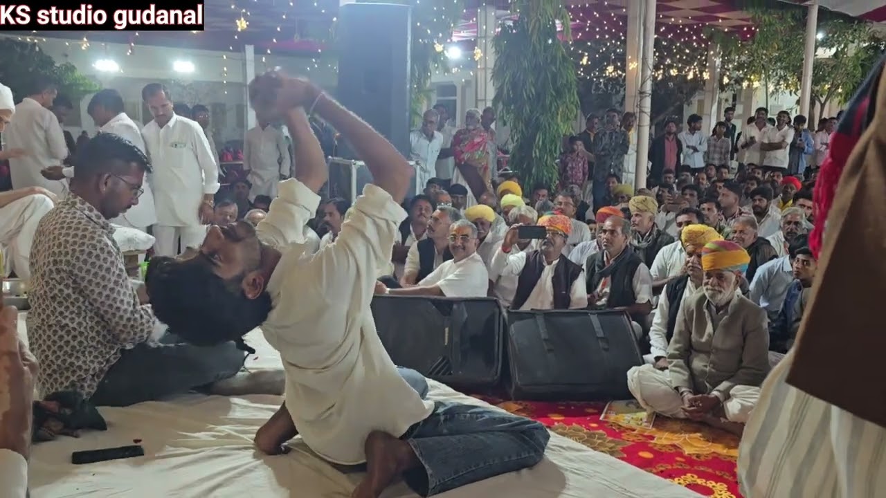 मंजीरा बजाने की क्या स्टाइल है शायद आपने नहीं देखी होगी #viralvideos #comedy 
