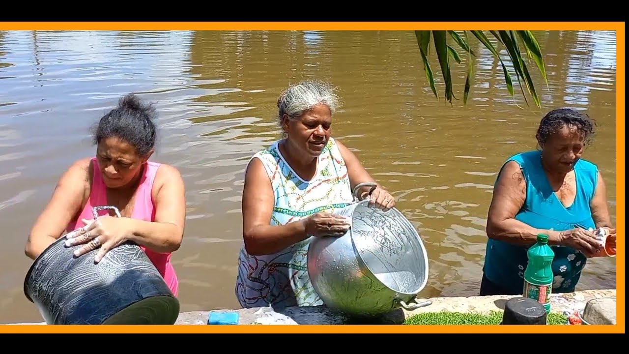 LAVANDO LOUÇAS NO RIO DE CAPELA..