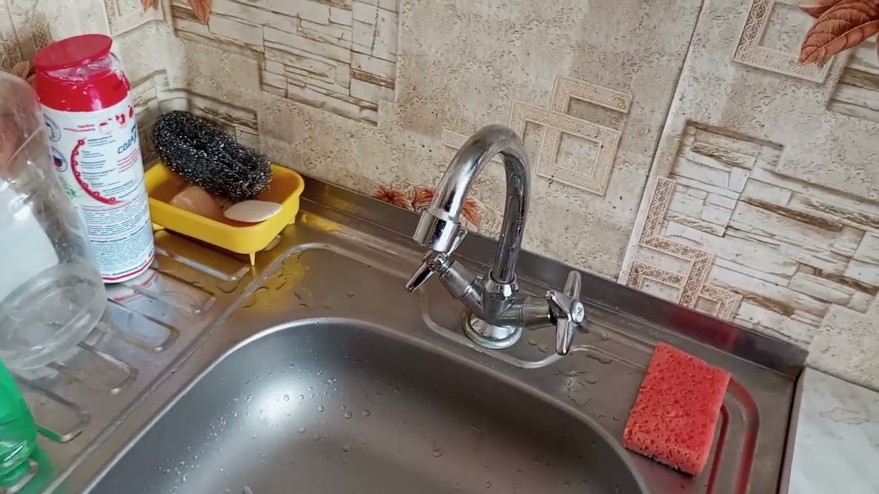 С какой стороны в кране должна быть горячая вода, справа или слева?