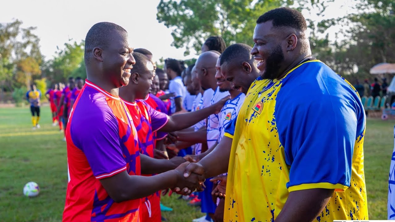 Le Capitaine Ibrahim Traoré joue au foot avec des sportifs professionnels africains à Ouagadougou