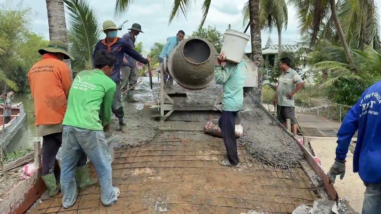 Đông bà con đến phụ tiếp đổ bê tông mặt cầu Kênh Thủy Lợi xe chạy trong dịp tết [12 tháng 2, 2026]