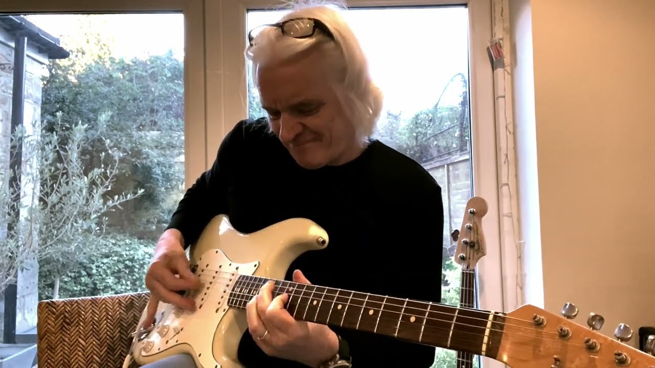 TEARS FOR FEARS - BROKEN- NEIL TAYLOR DEMONSTRATES HIS  ICONIC GUITAR SOLO