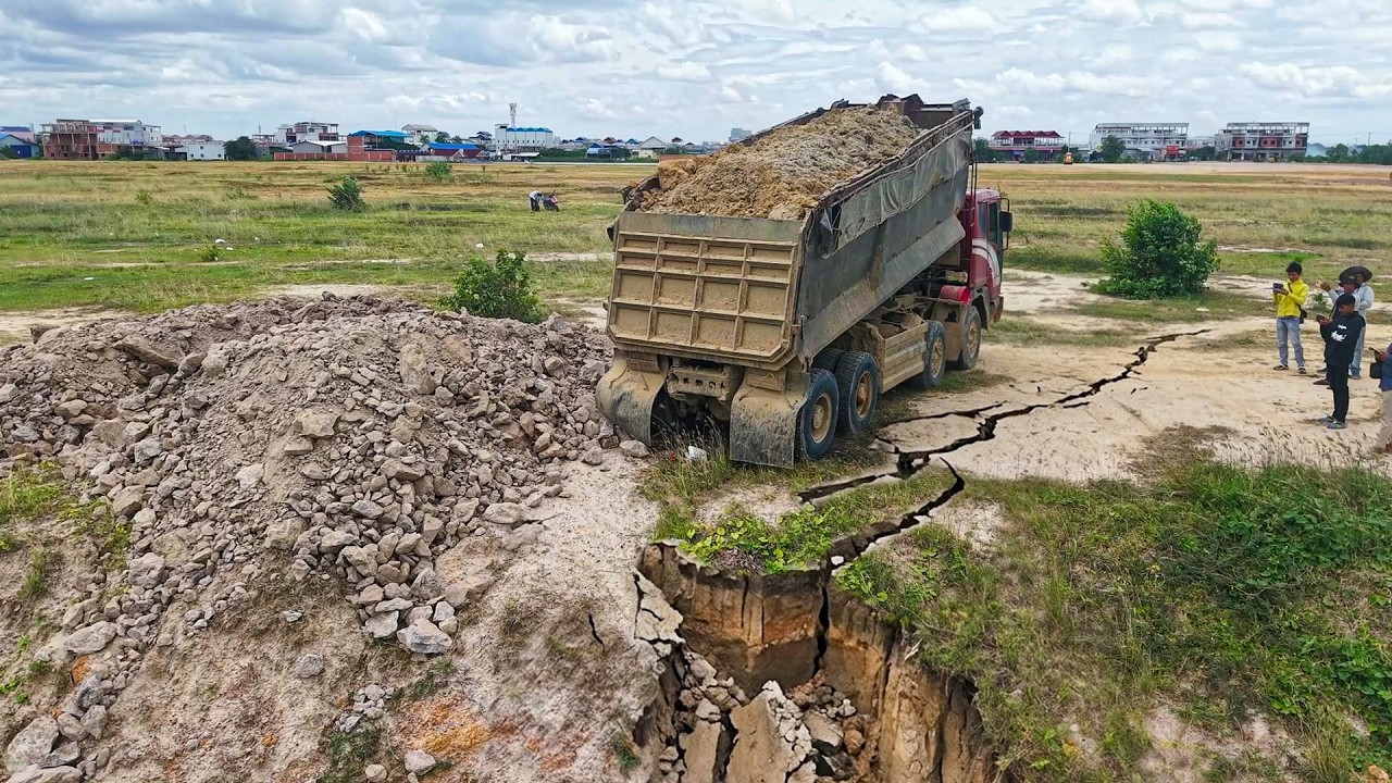 Smooth Heavy Equipment Work! Big Trucks 25 5T & Powerful Dozer Filling Land