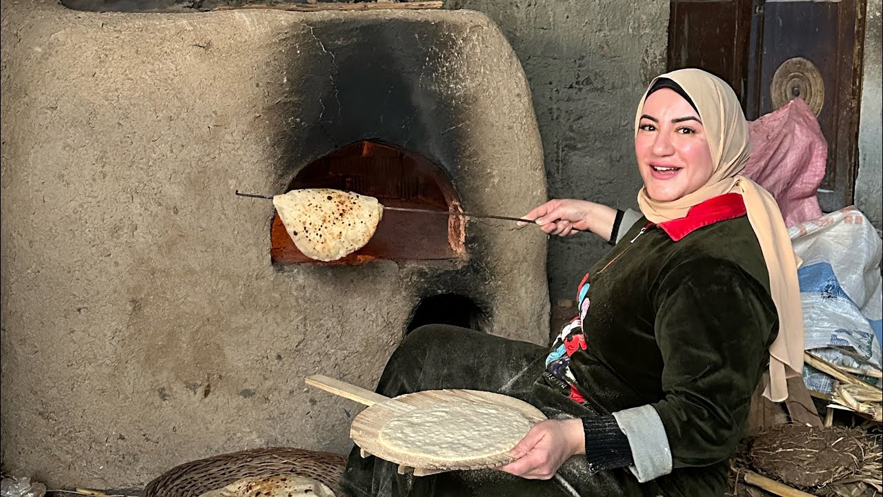 ‏رحت أزور أمي 🤌لقيتها بتخبز في الفرن البلدي👌 إتشمرت وقلت ليها وسعي لي 😂ده شاطره قوي