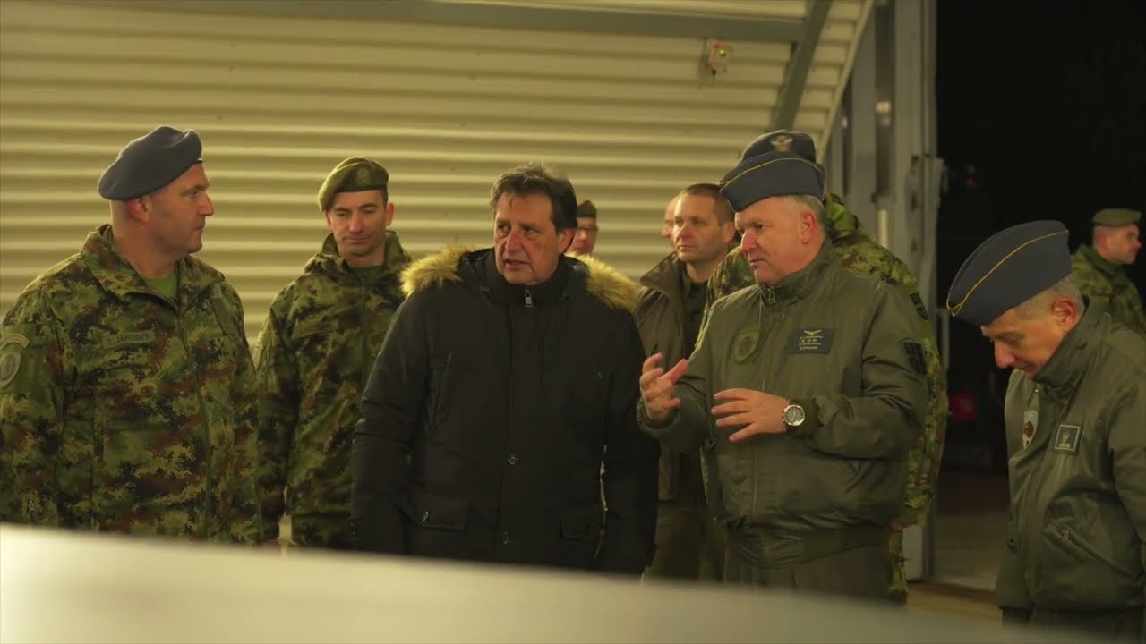 Ministar Gašić u novogodišnjoj noći obišao dežurnu jedinicu lovačke avijacije