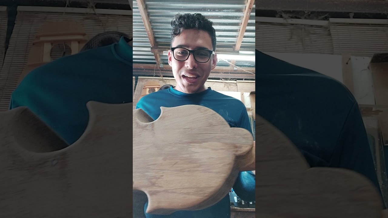 Cuatro recién construído al estilo del cuatro usado por el Maestro Ladí.