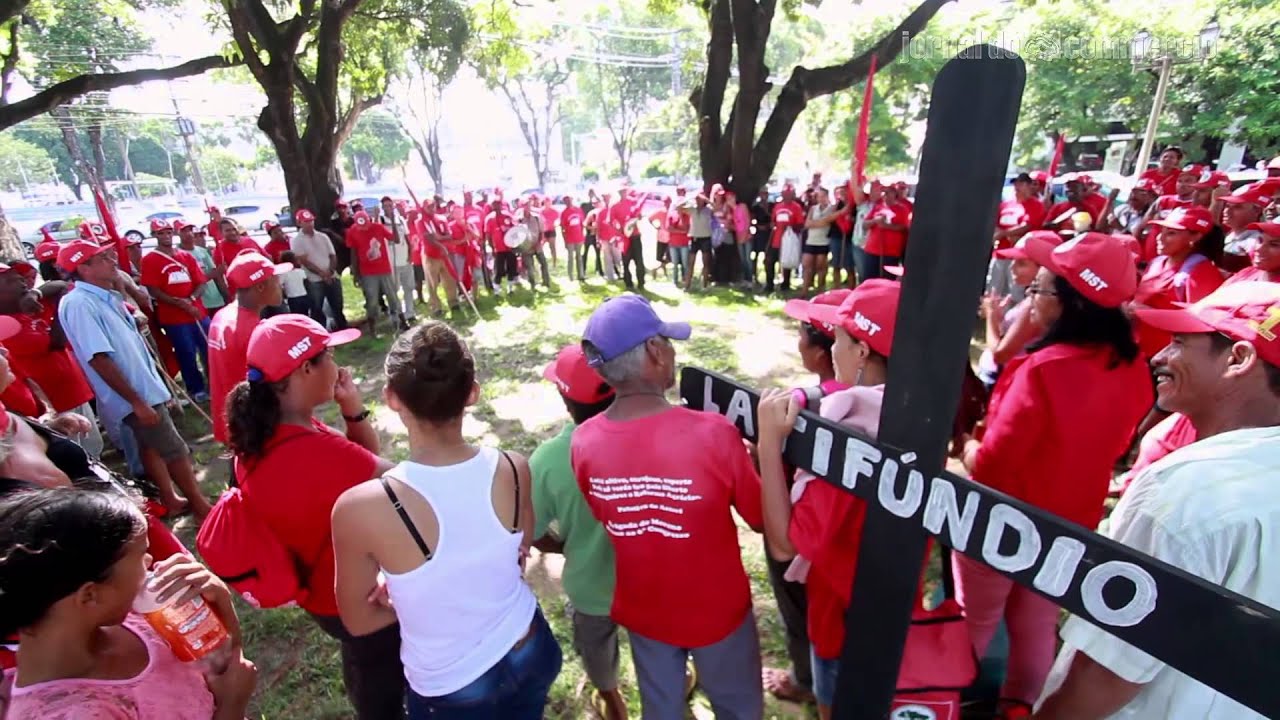 Trabalhadores rurais do MST realizam caminhada no Recife