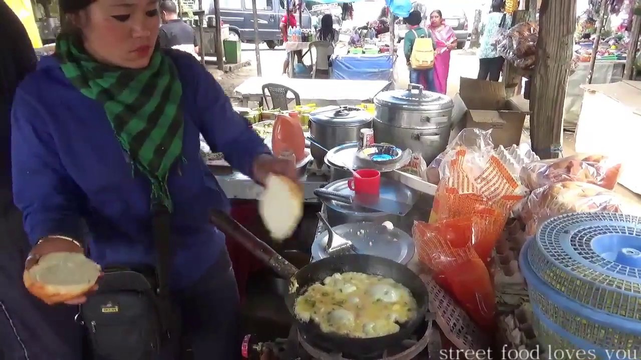 Darjeeling Street Food | India Street Food | Bread Omelet | Look How Young Lady Selling Fast