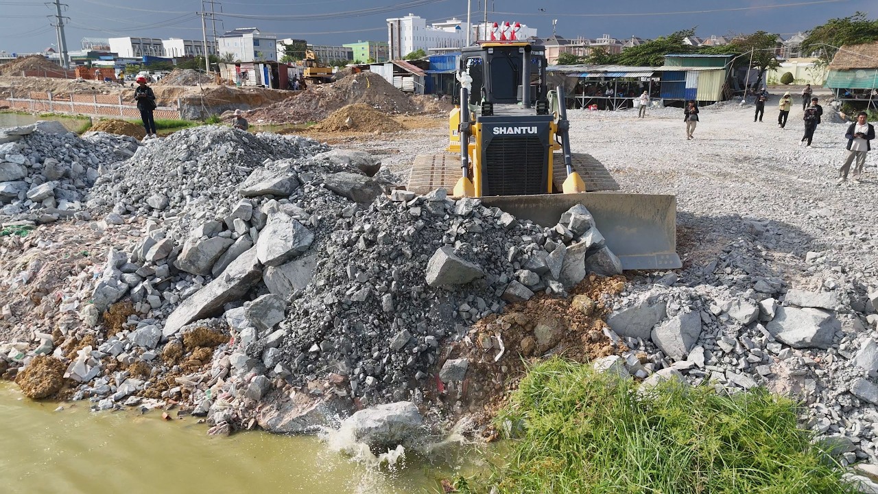 Skilled Using DONGFENG Trucks 10-Wheel Unloading Rock Filling Lake SHANTUI C3 Push Rock Into Water.