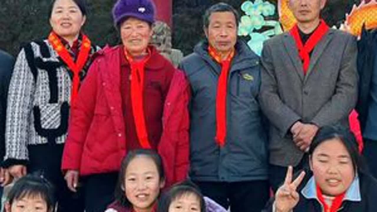 大春家今天忙里偷闲，一家人出省旅游了，一路有说有笑，真热闹