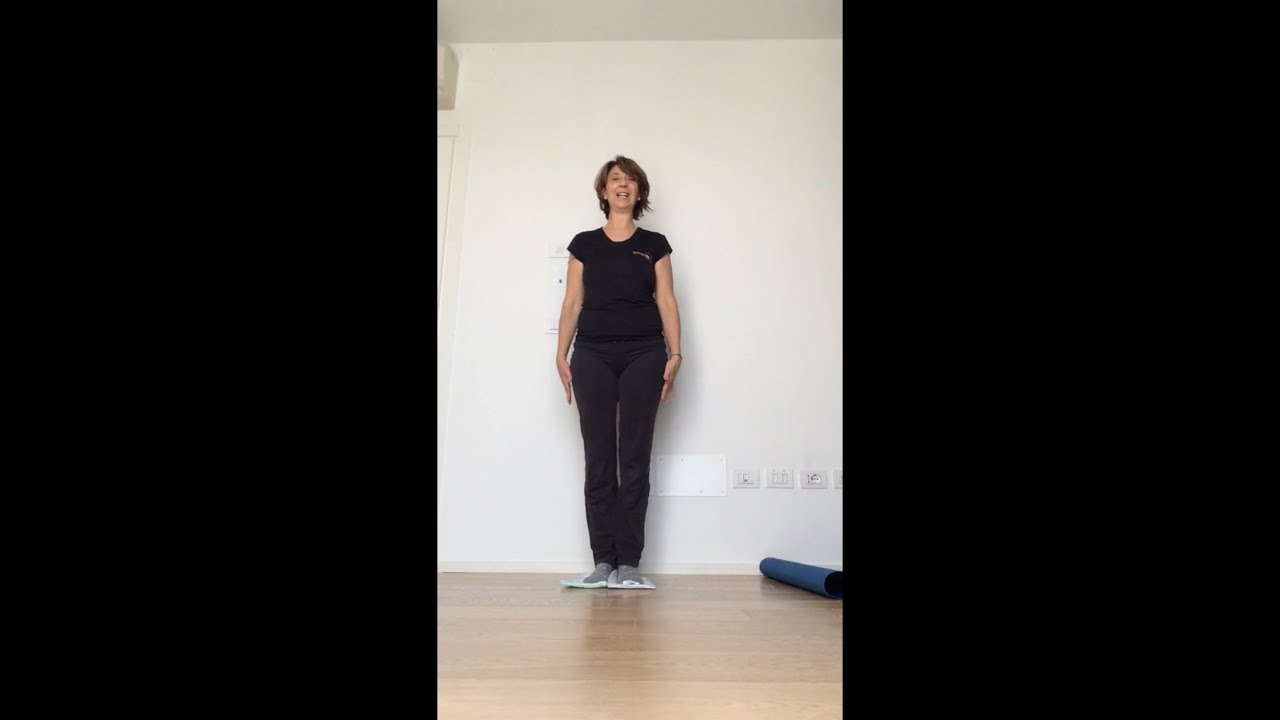 Ginnastica posturale: scivolamenti con pattine