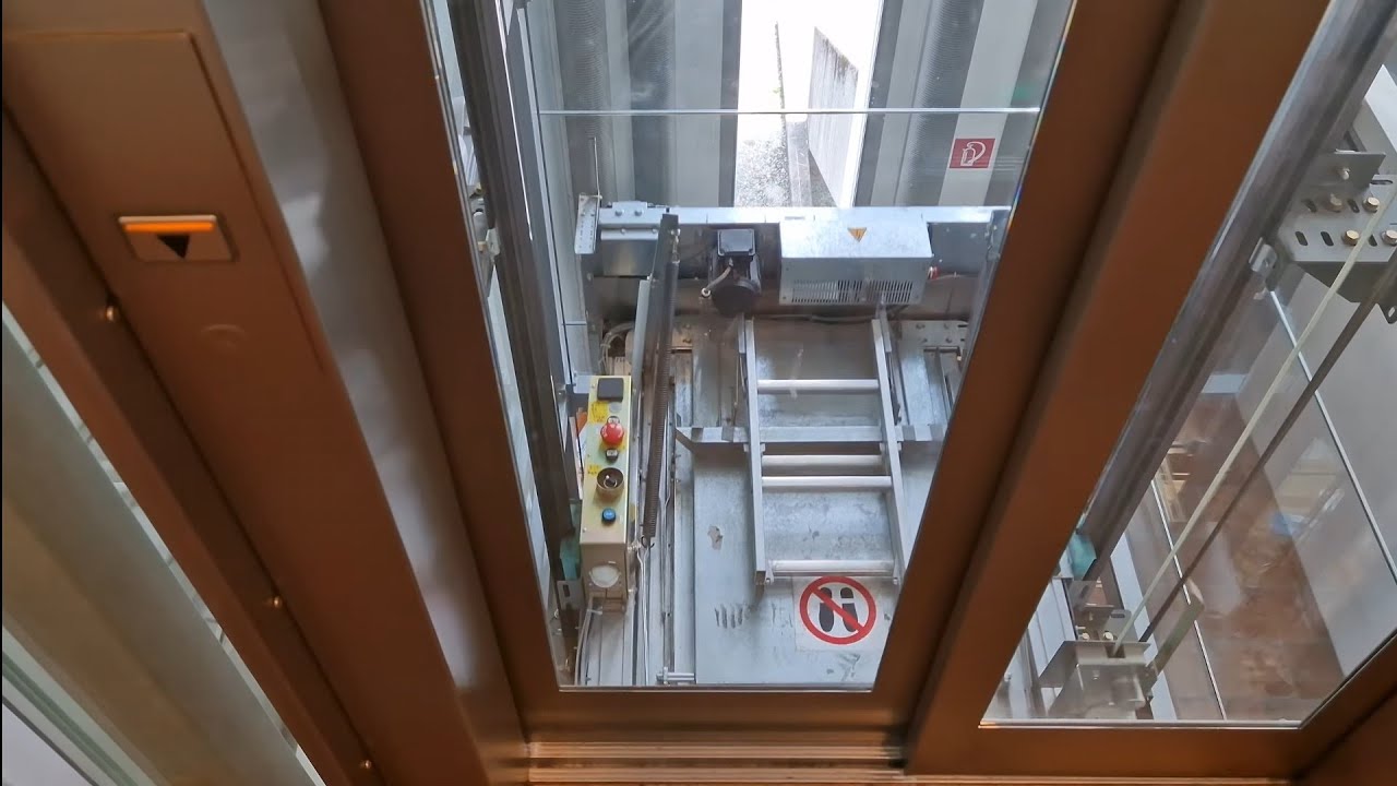 Schindler EuroLift MRL in einen Gschäftshaus (Schindler Eurolift in a commercial building)