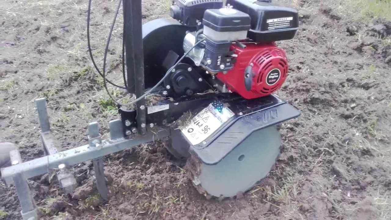 praca glebogryzarką spalinową MUSTANG zrywając stary trawnik