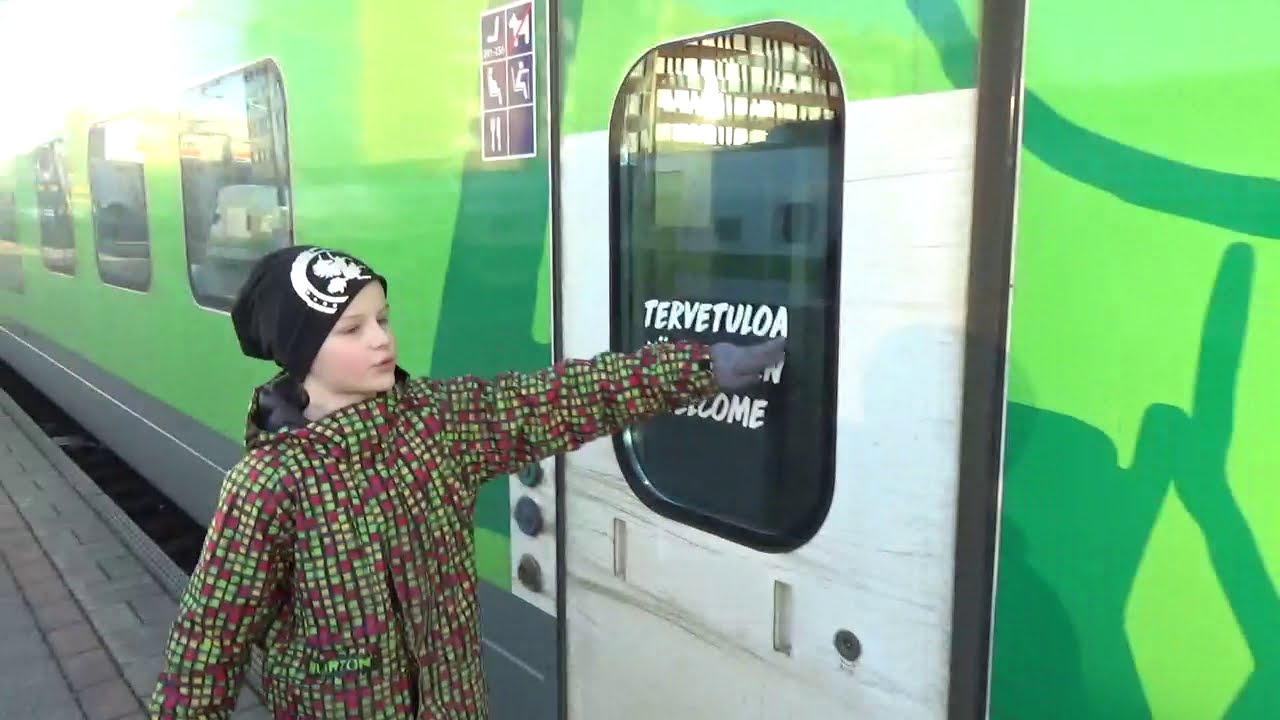 Junien esittelyä Tampereen rautatieasemalla