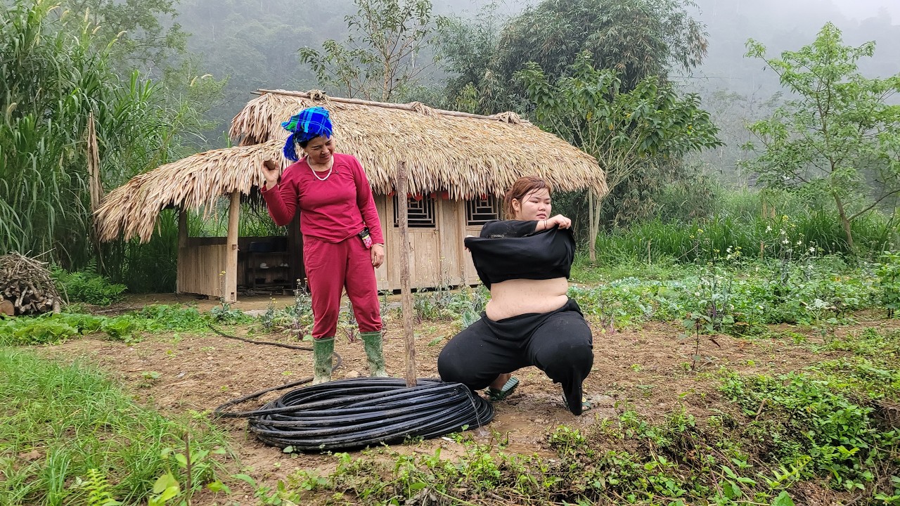 18-Year-Old Girl Goes Alone into the Deep Forest to Find Water to Bring Back for Daily Life.