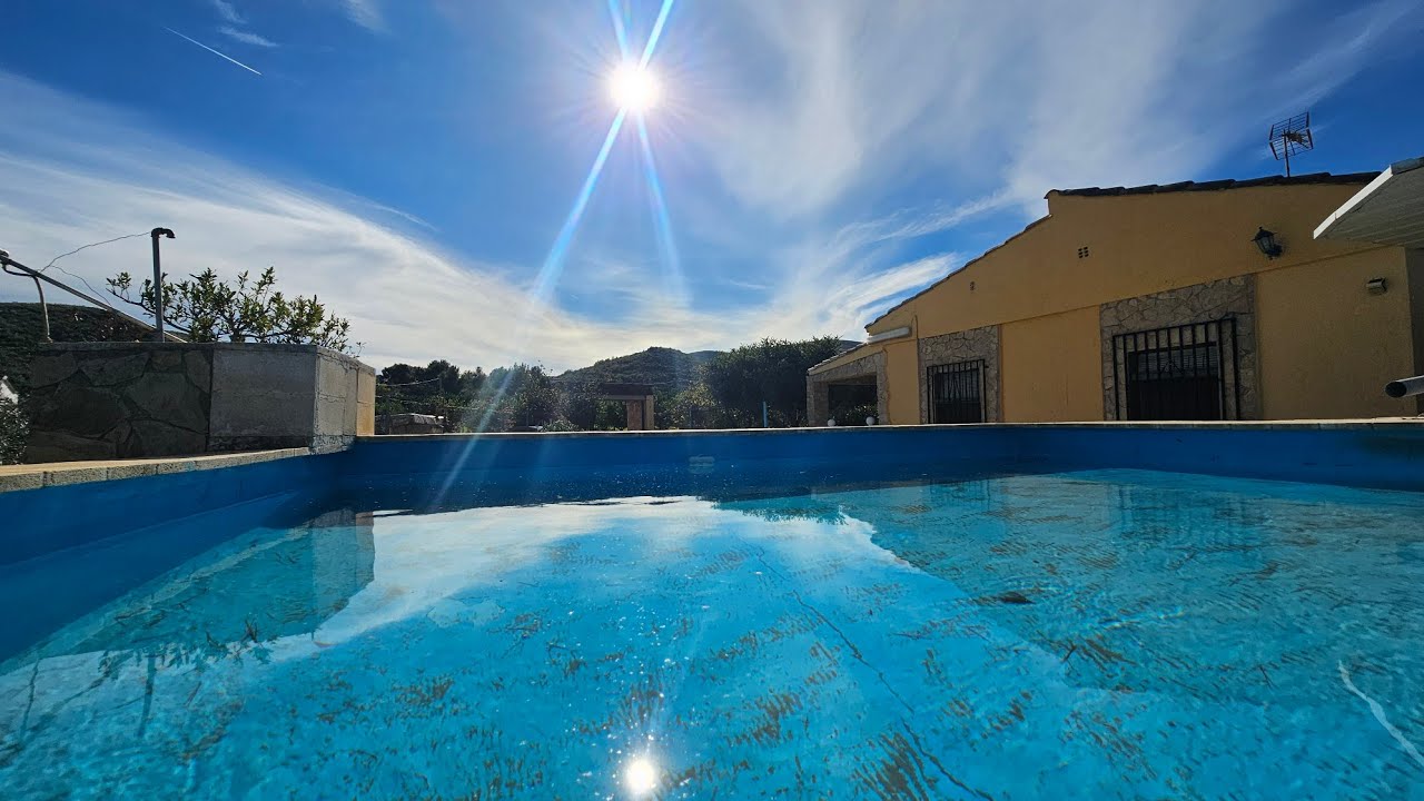 Se vende chalet independiente en suelo rústico en Pedralba!