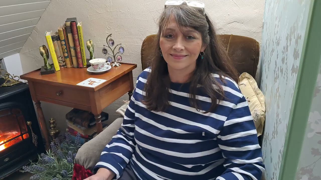 Уютная поэзия после полудня в моем уютном французском коттедже, книжный уголок у огня