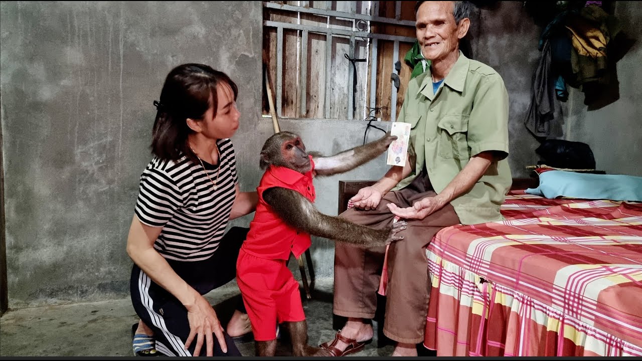 Linda Leo sends gifts to help blind people celebrate the new year