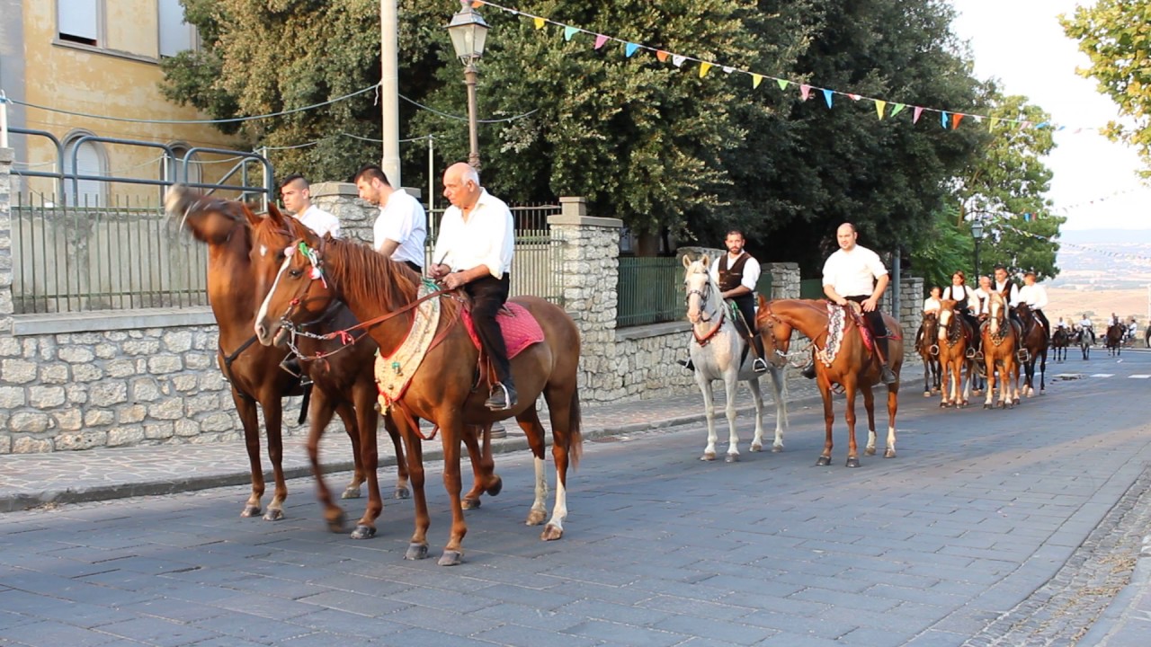 Genoni 04.08.2017.Sfilitata di cavalieri per la festa di S.Costantino .