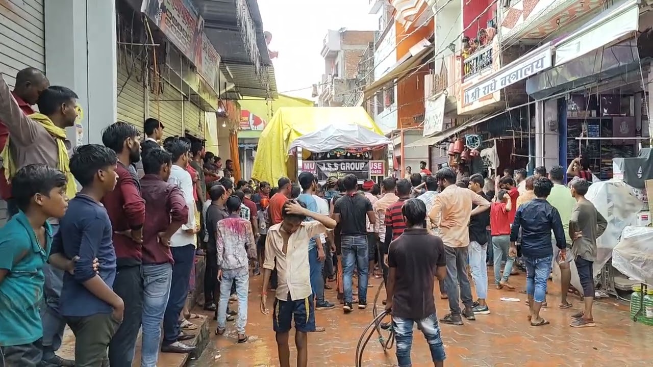 सराय अकील में मां दुर्गा की प्रतिमाओं का विसर्जन जारी: डीजे व गाजे-बाजे के साथ भक्तो ने किया विदा