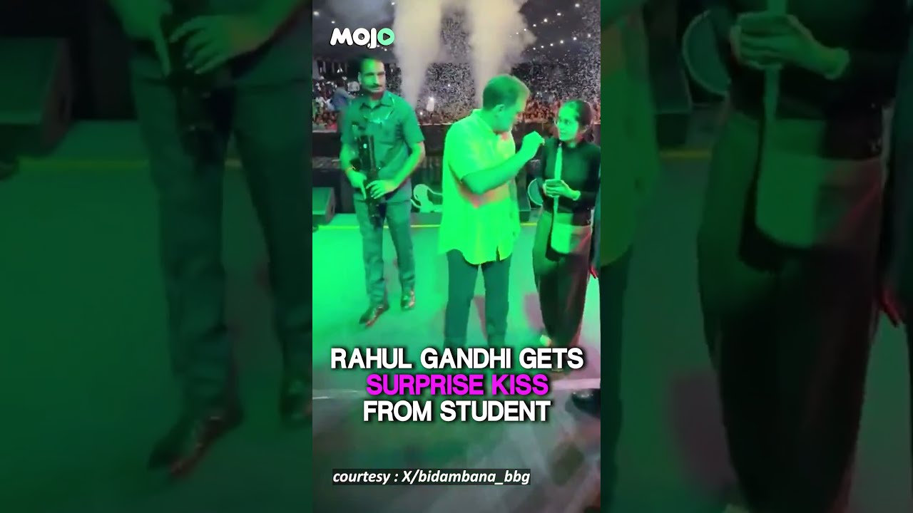 #Viral Rahul Gandhi Kissed On Cheeks During #Pune Event #rahulgandhi
