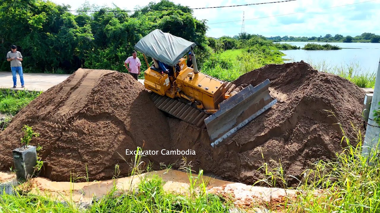 Be careful at work !! Because is bulldozer landslide on the road help recovery by experts mini dozer
