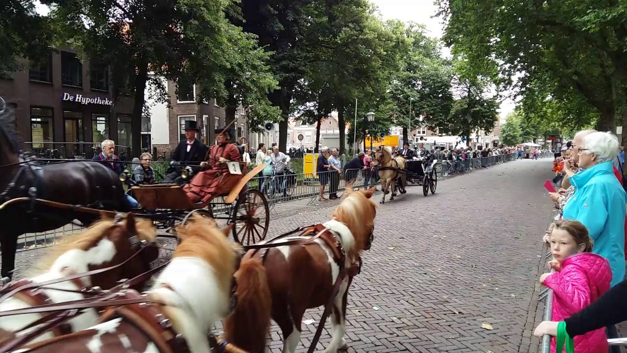 Paarden met koetsen  woensdagmarkt Hoorn deel1 op 3 augustus 2016