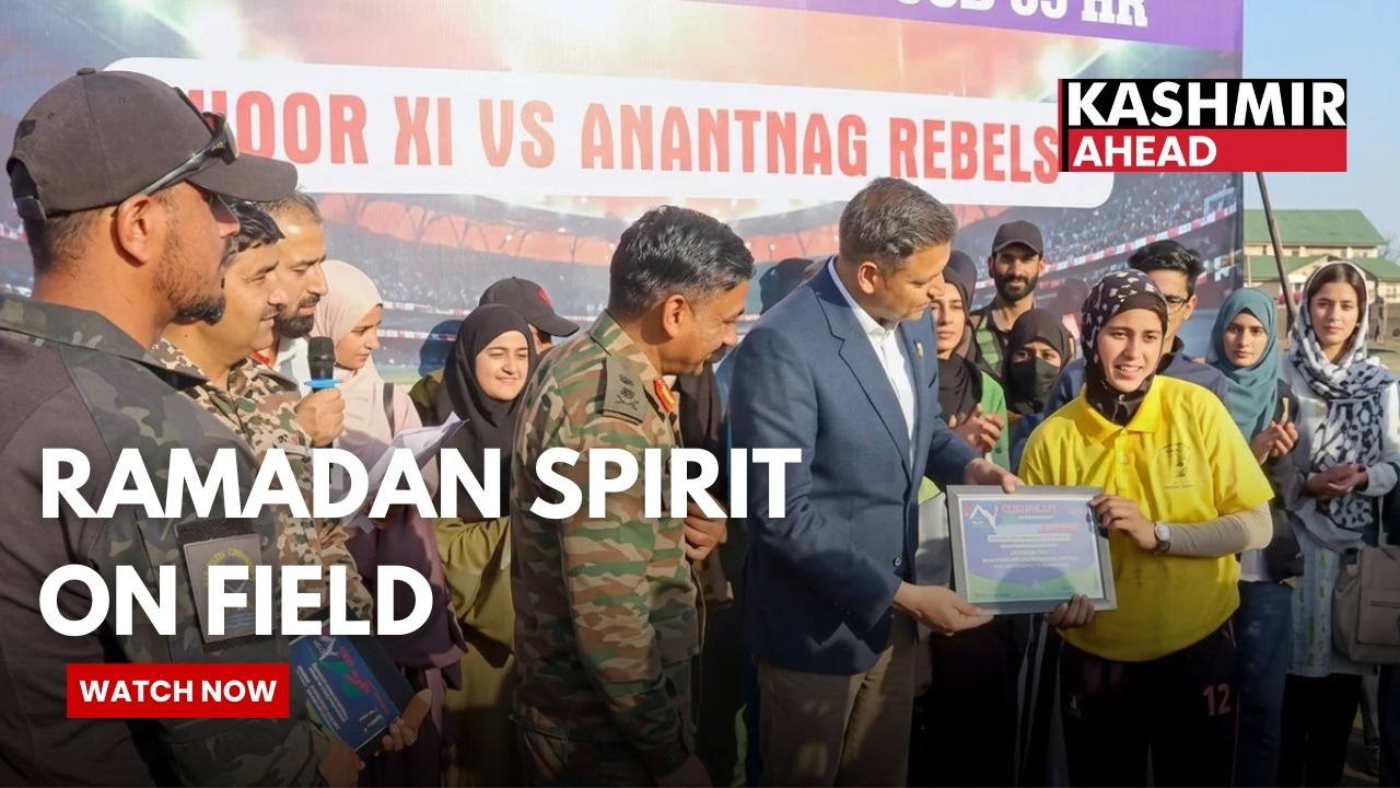 Джамму и Кашмир: Девушки из Пулвамы играют в крикет, соблюдая пост в Рамадан, на турнире, посвяще...