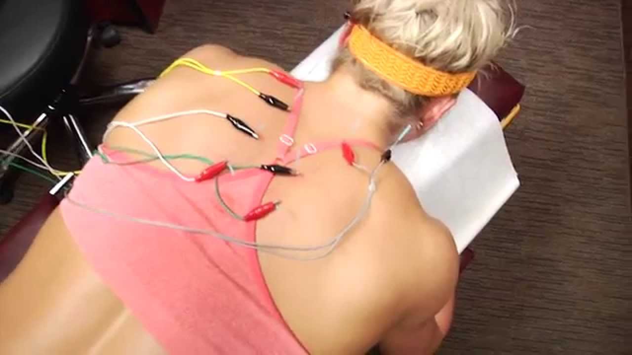 IFBB Professional Bodybuilder Acupuncture With Electrical Current By a Chiropractor | Flexwell
