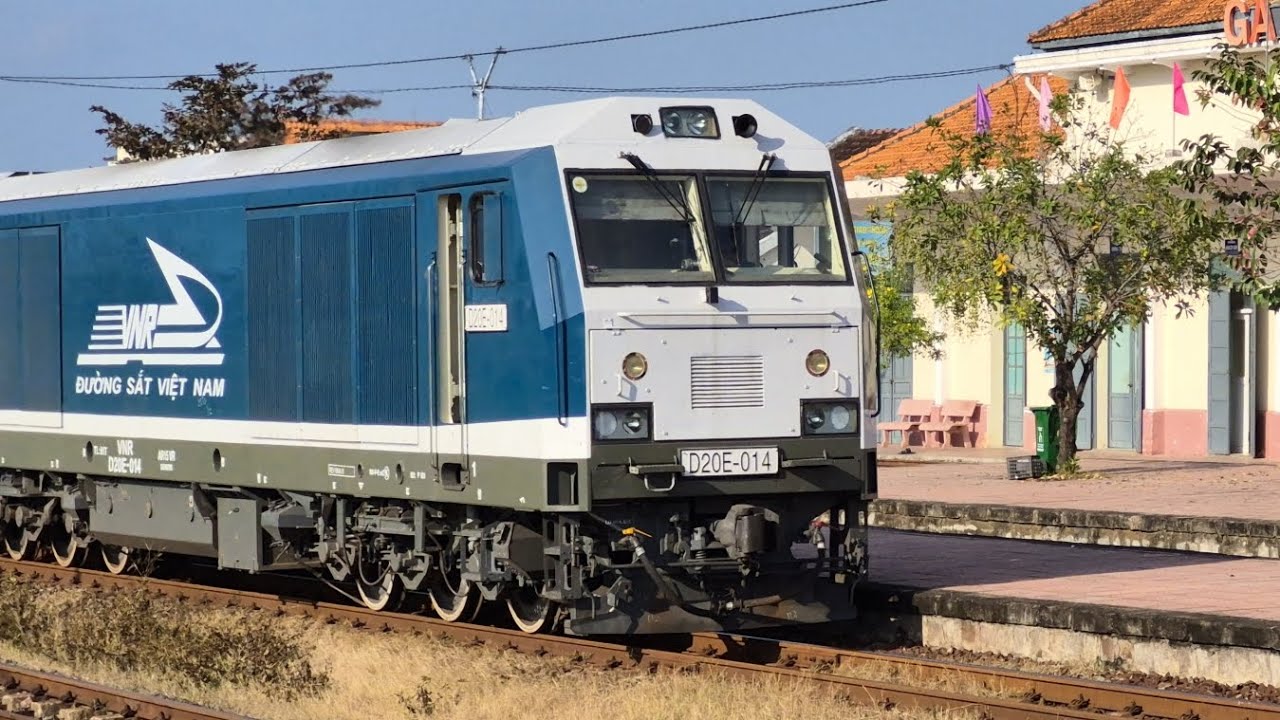 D20E-014 bóng loáng kéo tàu TN3 thông qua ga Ninh Hòa 6 - 2 - 2026