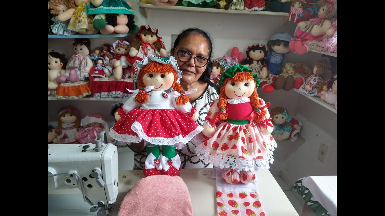 BONECA MORANGUINHO COM CDS E FUXICOS COM DUAS UTILIDADES