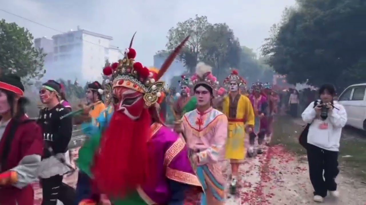 不愧是广东潮汕英歌舞，又是炸街的一天，人山人海来看看